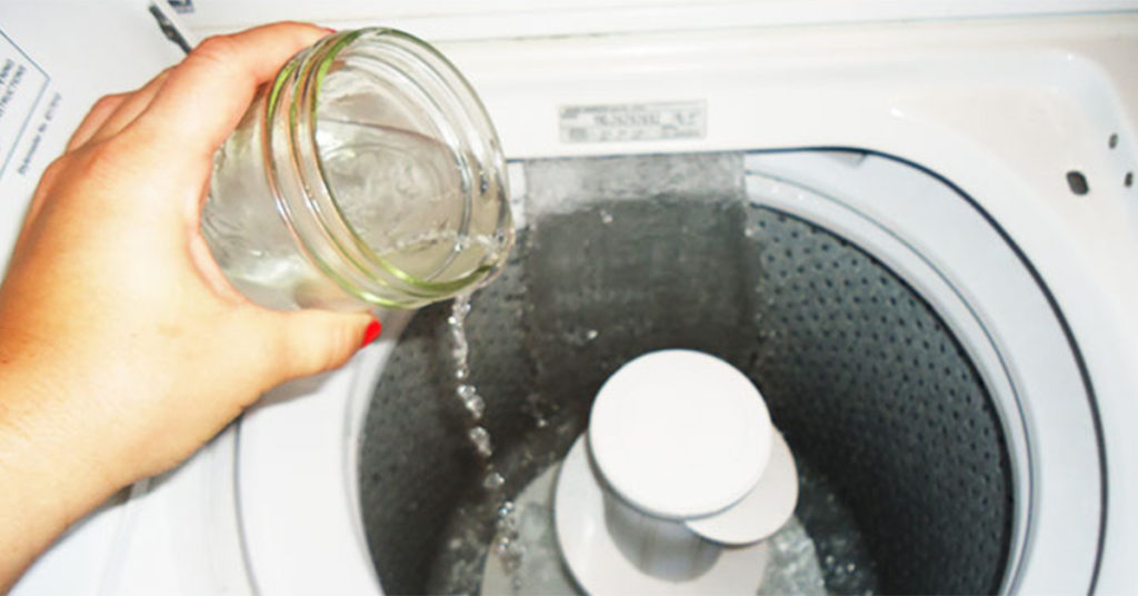 Add White Vinegar To Your Laundry For These Unexpected Benefits (I