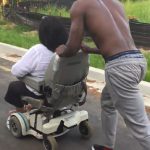 Kind Man Pushes Disabled Stranger UPHILL For A Mile To Get Her Home After Wheelchair Breaks Down 1