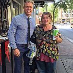 Kind Man Shares His Lunch Each Week With Homeless Woman And Now Teaches Her After Learning She Can’t Read 1