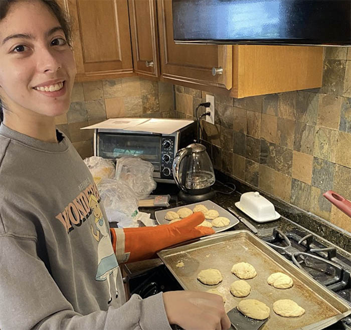 Kind Young Woman Bakes Cookies For 20 Of Her Neighbors Each Month To ...